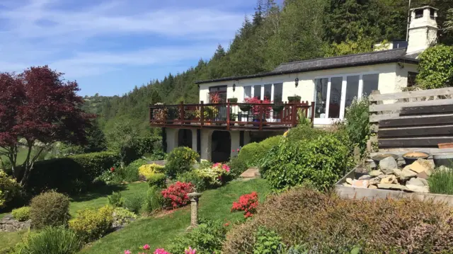 Fugitive’s Secret Life Unveiled: Man Sold Home to FBI’s Most Wanted in Peaceful Welsh Community